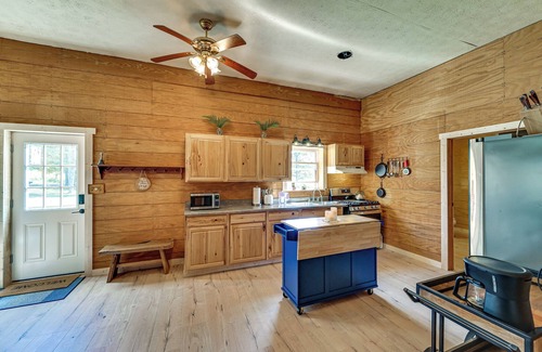 Sycamore Valley Cabina | Ohio Hunter’s Cabin w/ Pond Access: Pets Welcome!