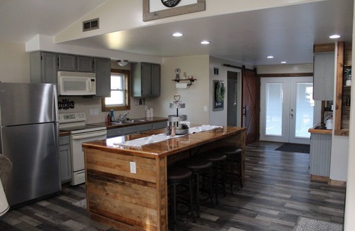 Prairie Du Chien Casa | Ohio Street Retreat-hot tub, massage chair, pool