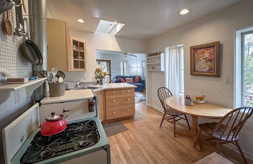 Ojai Casa | Ojai Garden Cottage - Clásico, tranquilo, pero en la ciudad, ¡camina por todas partes!