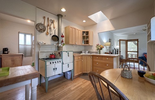 Ojai Casa | Ojai Garden Cottage - Clásico, tranquilo, pero en la ciudad, ¡camina por todas partes!