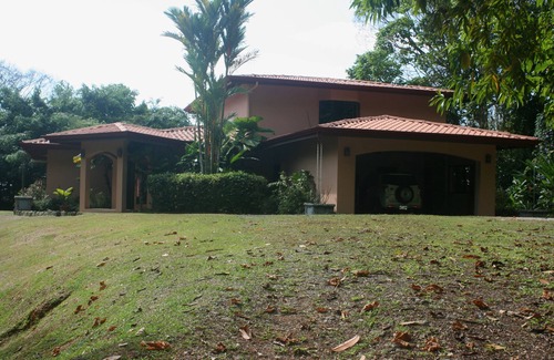 Ballena Casa | Ojochal casa con piscina / Vista al Mar / Private Jungle Trail & River en 12 acres.