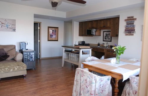 Central Okanagan Casa | OKA B&B - Magníficas vistas a la montaña / al agua - Suite inferior de 2 dormitorios - Capacidad para hasta 5