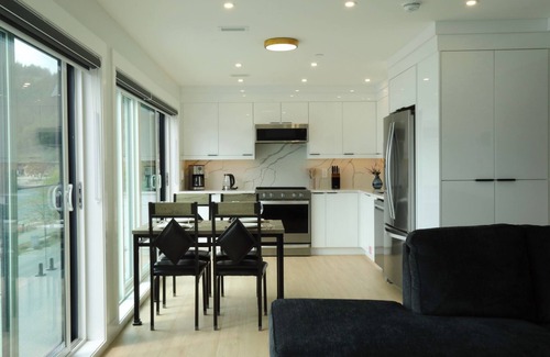 Central Okanagan Apartamento | Okanagan Lake Luxury Suite with Kitchen Accommodations across the Lake