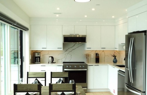 Central Okanagan Apartamento | Okanagan Lake Luxury Suite with Kitchen Accommodations across the Lake