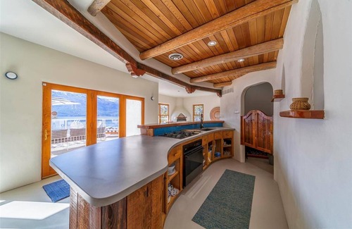 Central Okanagan Casa | Okanagan Lake Paradise in a Stunning Sante Fe Home