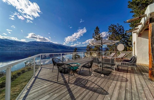 Central Okanagan Casa | Okanagan Lake Paradise in a Stunning Sante Fe Home