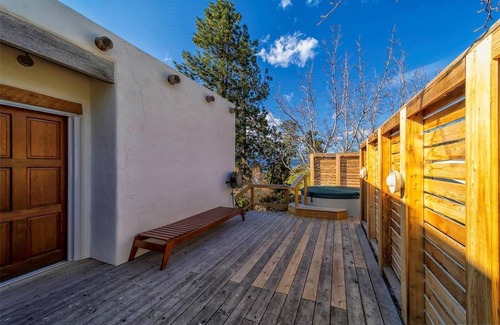 Central Okanagan Casa | Okanagan Lake Paradise in a Stunning Sante Fe Home