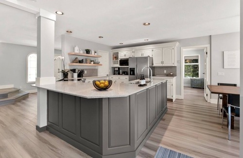 Central Okanagan Casa | Okanagan Lake Private Beachfront Retreat – 4-Bedroom Spacious Home Sleeps 8