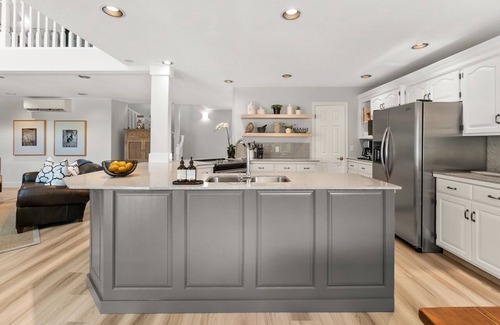 Central Okanagan Casa | Okanagan Lake Private Beachfront Retreat – 4-Bedroom Spacious Home Sleeps 8