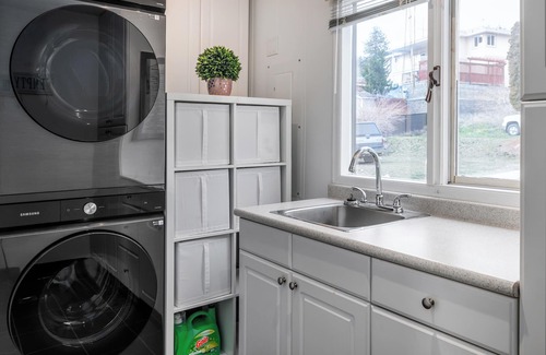 Central Okanagan Casa | Okanagan | LakesideHome | HotTub & Pool | Licensed