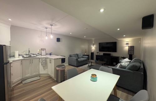 Okanagan-Similkameen Casa | Okanagan Oasis Basement suite w/pool & putting green.
