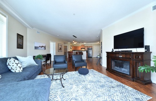North End Condominio | Okanagan Sunshine and 3 minute walk to Lake/Beach.