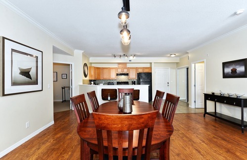 North End Condominio | Okanagan Sunshine and 3 minute walk to Lake/Beach.