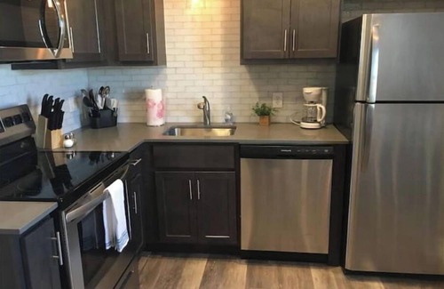 Central Oklahoma City Condominio | OKC condo with king bed and balcony