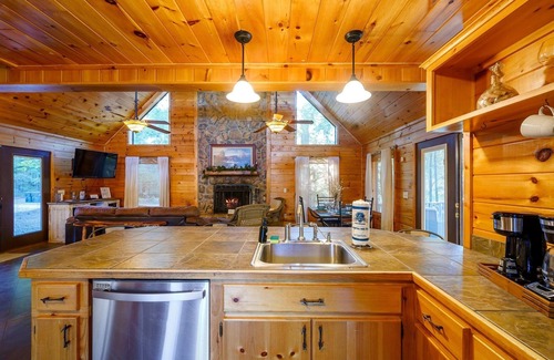 Broken Bow Cabina | Okehi Pine Cabin With Wood Burning Fireplace and Outdoor Hot Tub by Redawning