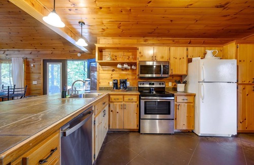 Broken Bow Cabina | Okehi Pine Cabin With Wood Burning Fireplace and Outdoor Hot Tub by Redawning