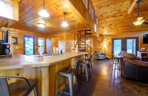 Broken Bow Cabina | Okehi Pine Cabin With Wood Burning Fireplace and Outdoor Hot Tub by Redawning