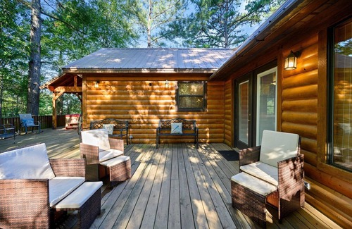 Broken Bow Cabina | Okehi Pine Cabin With Wood Burning Fireplace and Outdoor Hot Tub by Redawning