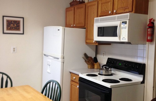 Ludlow Apartamento | Okemo Mountain, Family Affordable 2 fl village location walk to town, Dogs OK.