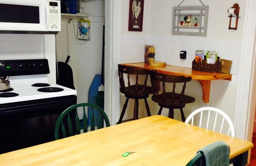 Ludlow Apartamento | Okemo Mountain, Family Affordable 2 fl village location walk to town, Dogs OK.