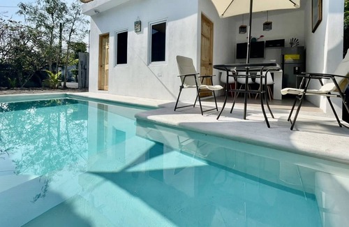 Chisec Apartamento | Ola Azul Monterrico Apart-Hotel, Cocina y piscina privada.