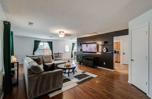Houston Casa | Oland -FUN Getaway: 4BR, King Suite, Arcade, 2 SmartTVs