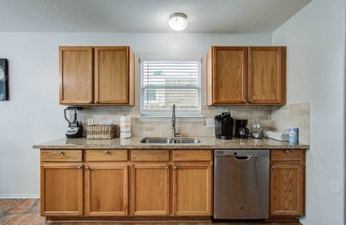 Houston Casa | Oland -FUN Getaway: 4BR, King Suite, Arcade, 2 SmartTVs