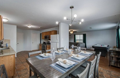Houston Casa | Oland -FUN Getaway: 4BR, King Suite, Arcade, 2 SmartTVs