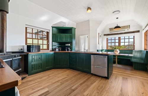 Eglinton Casa | 'Old Alloway'- 7 Bedrooms/ Sleeps 17 -9mins to CBD