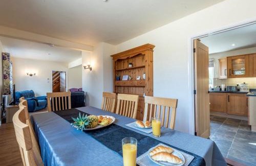 Holbrook Casa | Old Alton Hall Farmhouse