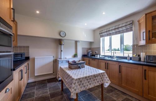 Holbrook Casa | Old Alton Hall Farmhouse