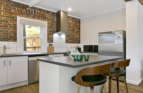 Moss Vale Casa | Old Bank Stables – north facing sun patio, outdoor furniture and BBQ