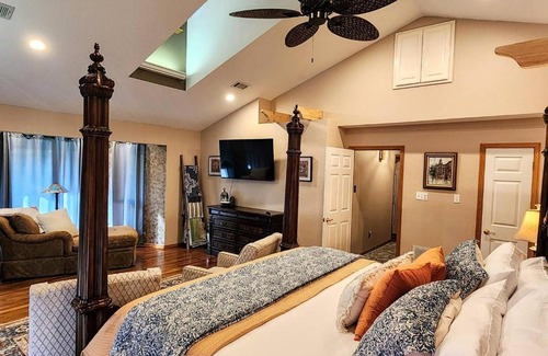 Royal Casa | Old Bear Creek Lodge