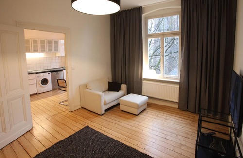 Neuehrenfeld Apartamento | Viejos brazos del vientre: Apartamento de 2.5 habitaciones totalmente amueblado en Trendviertel