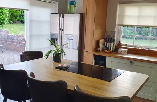 Bursledon Cabaña | Old Bursledon Cottage, Dog Friendly With Private Hot Tub. close to River Hamble