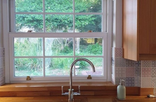 Bursledon Cabaña | Old Bursledon Cottage, Dog Friendly With Private Hot Tub. close to River Hamble