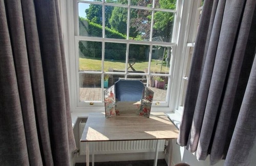 Bursledon Cabaña | Old Bursledon Cottage, Dog Friendly With Private Hot Tub. close to River Hamble