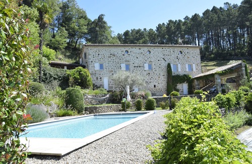 Saint-Julien-du-Serre Casa | Antigua casa de labranza con encanto, hermosamente orientada al sur con piscina.