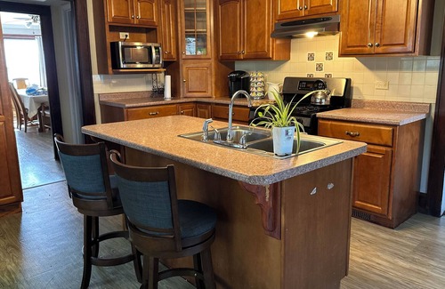 West Chicago Casa | Old Charm Whitehouse in West Chicago