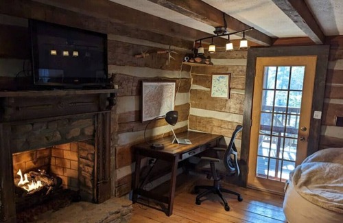 Lake Junaluska Cabina | Old Chestnut Cabin An Upgraded Piece of History