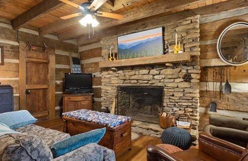 Lake Junaluska Cabina | Old Chestnut Cabin An Upgraded Piece of History
