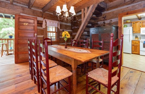 Lake Junaluska Cabina | Old Chestnut Cabin; walk to Lake Junaluska!