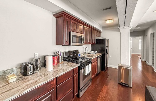 Old City Apartamento | Old City Gem | Chic 2BR Retreat with Modern Comfort