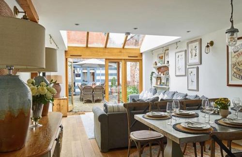 Henley-on-Thames Casa | Old Coach House & Dolls House - Sleeps 24