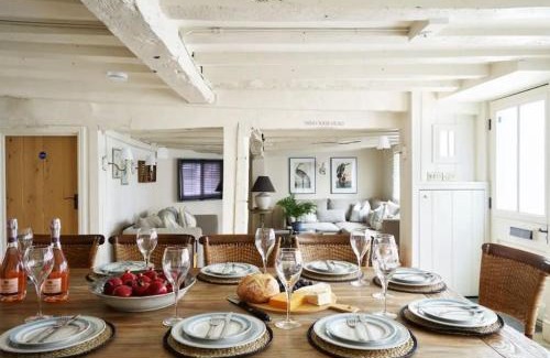 Henley-on-Thames Casa | Old Coach House & Dolls House - Sleeps 24