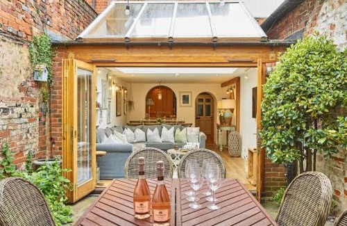 Henley-on-Thames Casa | Old Coach House & Dolls House - Sleeps 24