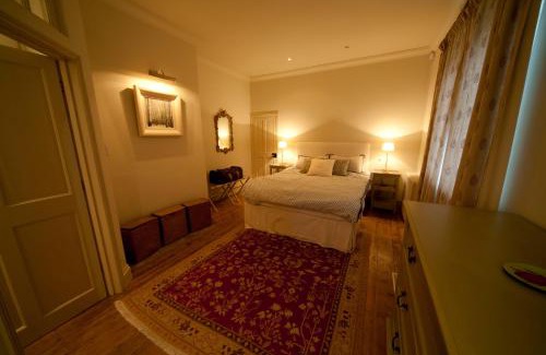 Totland Bay Casa | Old Coastguards - Stunning Historic Cottage
