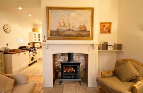Totland Bay Casa | Old Coastguards - Stunning Historic Cottage