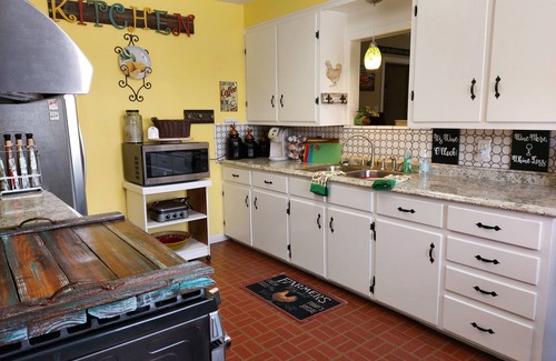 Elm Mott Casa | OLD DALLAS INN Charming 4-bedroom house, LARGE Dog friendly Backyard