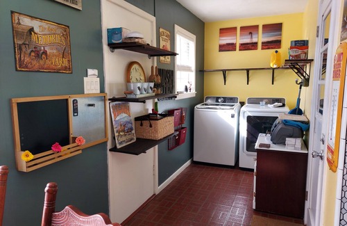 Elm Mott Casa | OLD DALLAS INN Charming 4-bedroom house, LARGE Dog friendly Backyard